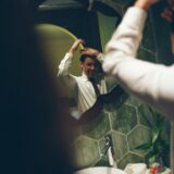 Mand i badeværelse - grooming rutine