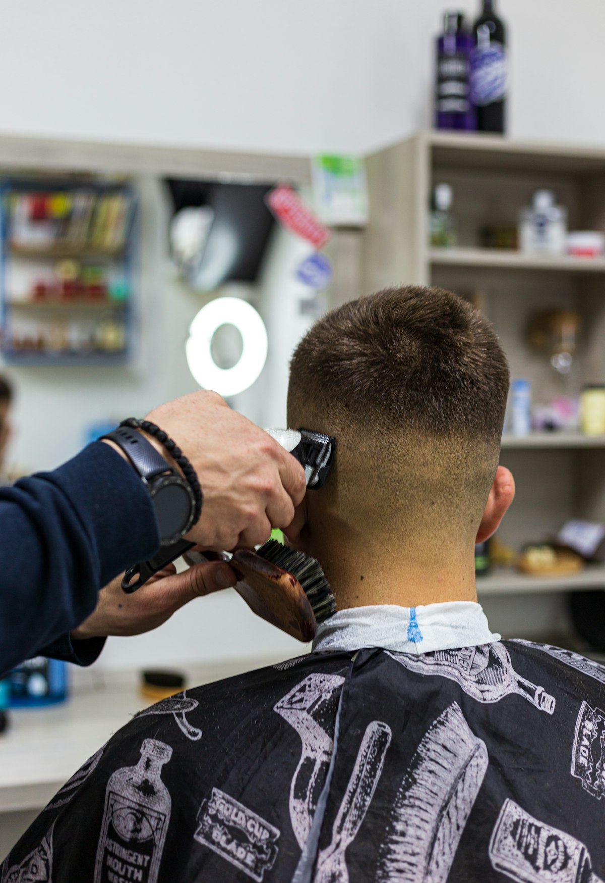 Mand der får klippet hår i barbershop