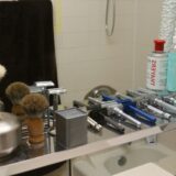 Barberredskaber og barberkost på hylde