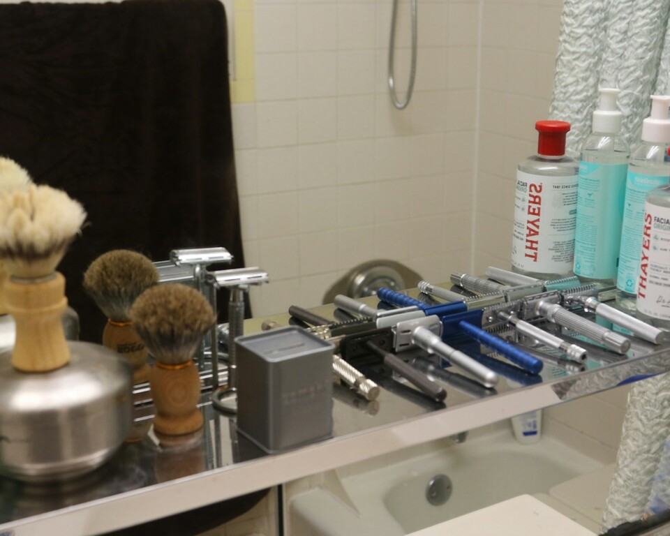 Barberredskaber og barberkost på hylde
