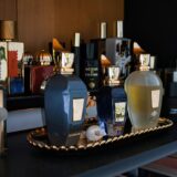 Samling af niche parfumeflakoner på en hylde