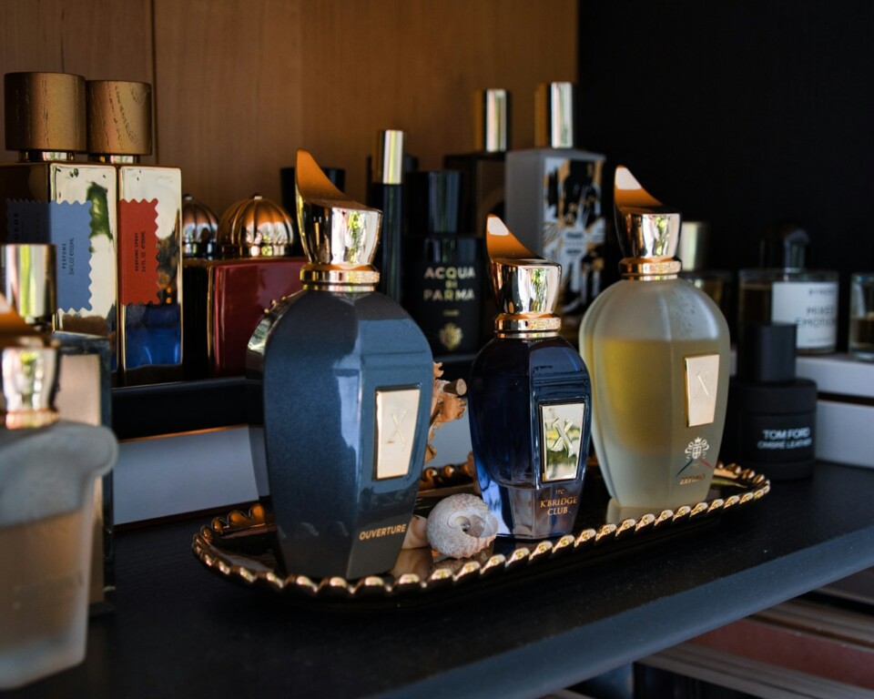 Samling af niche parfumeflakoner på en hylde