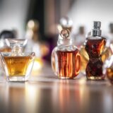 Parfumeflakoner i varmt lys