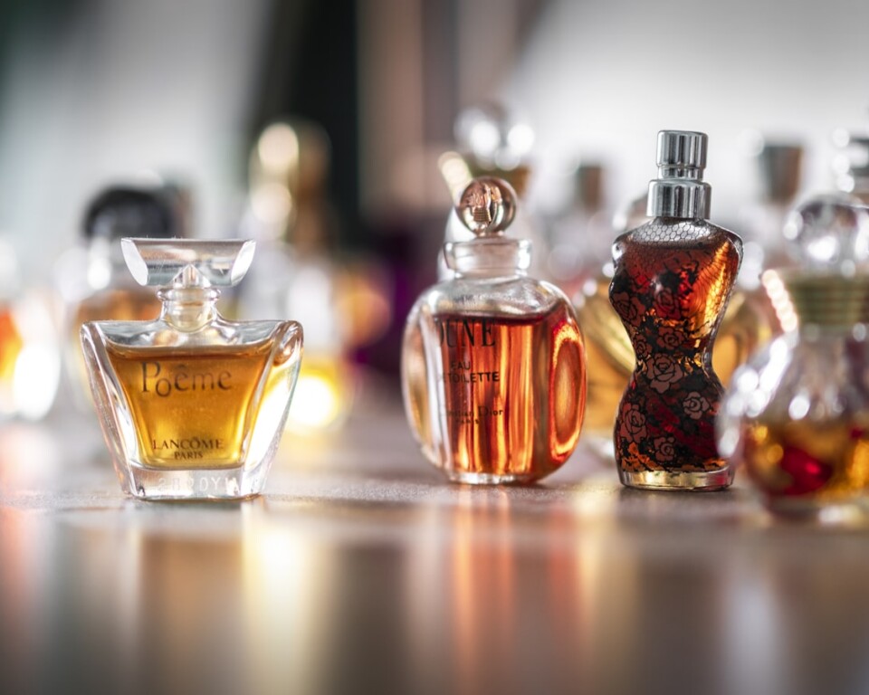 Parfumeflakoner i varmt lys