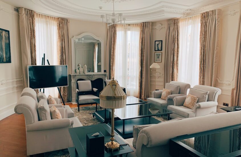 Hoteller i Paris — elegant parisisk hotelværelse