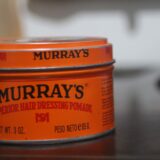 Pomade til mænd — to dåser hårstyling på et bord
