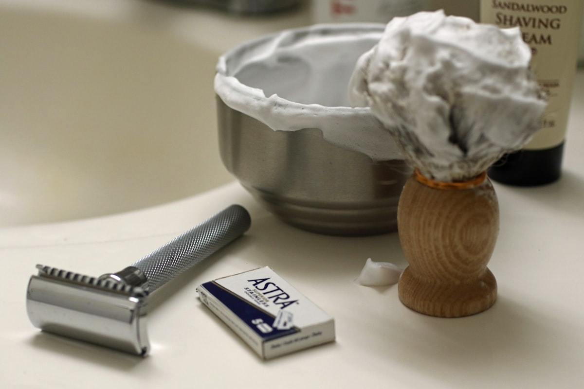 Safety razor, barberkost og barbercreme på badeværelseshylde