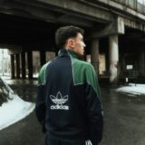 Mand i Adidas Originals jakke i urbant miljø