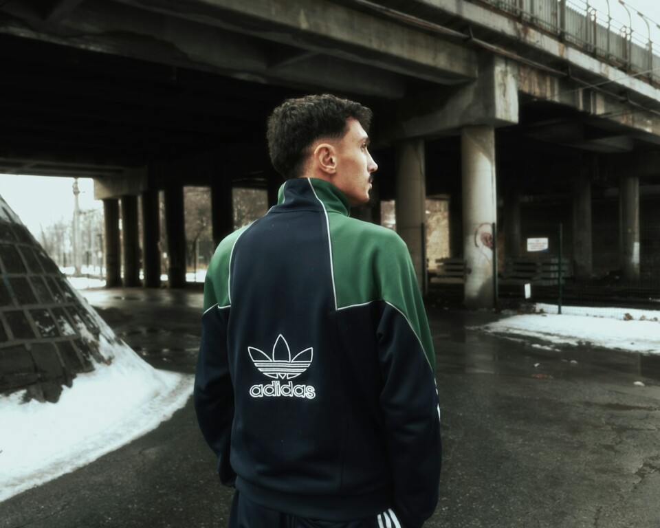 Mand i Adidas Originals jakke i urbant miljø