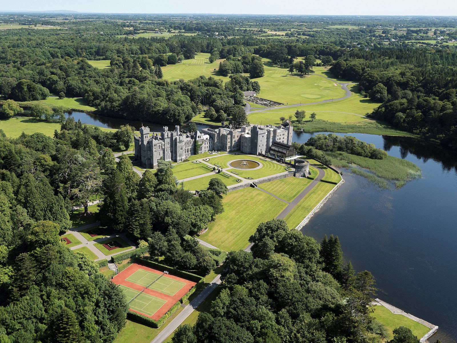 Ashford Castle i County Mayo med Lough Corrib i baggrunden
