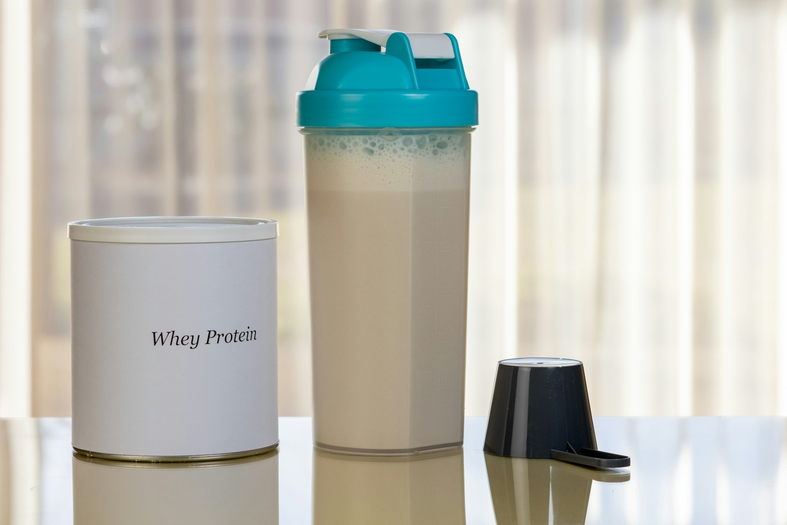 Proteinshake og shaker på lyst bord