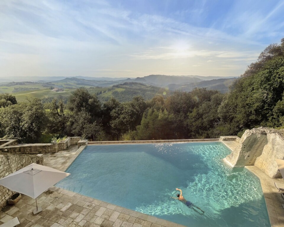 Pool og udsigt på Borgo Pignano Volterra Tuscany