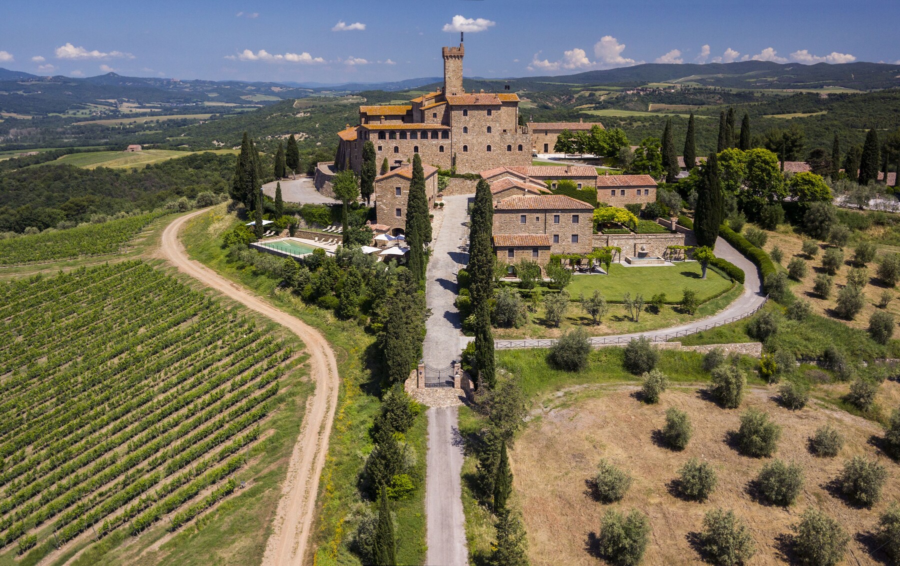 Luftfoto af Castello Banfi Il Borgo ved Montalcino