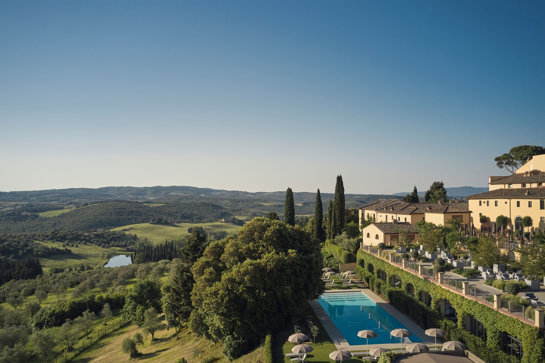 COMO Castello Del Nero med pool og Chianti-landskab