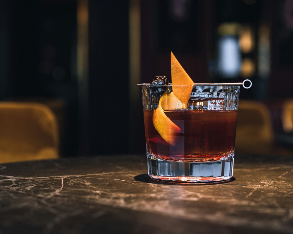 Old Fashioned cocktail i moerkt bar