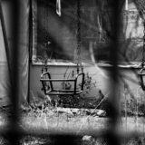 Tomme gynger på forladt legeplads