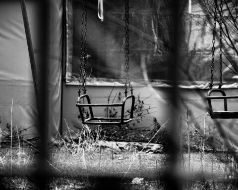 Tomme gynger på forladt legeplads