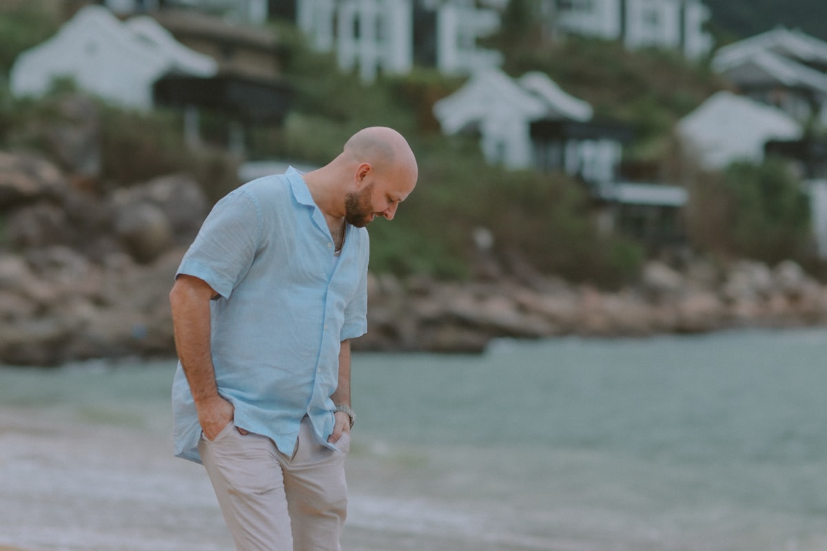 Mand i afslappet hørskjorte