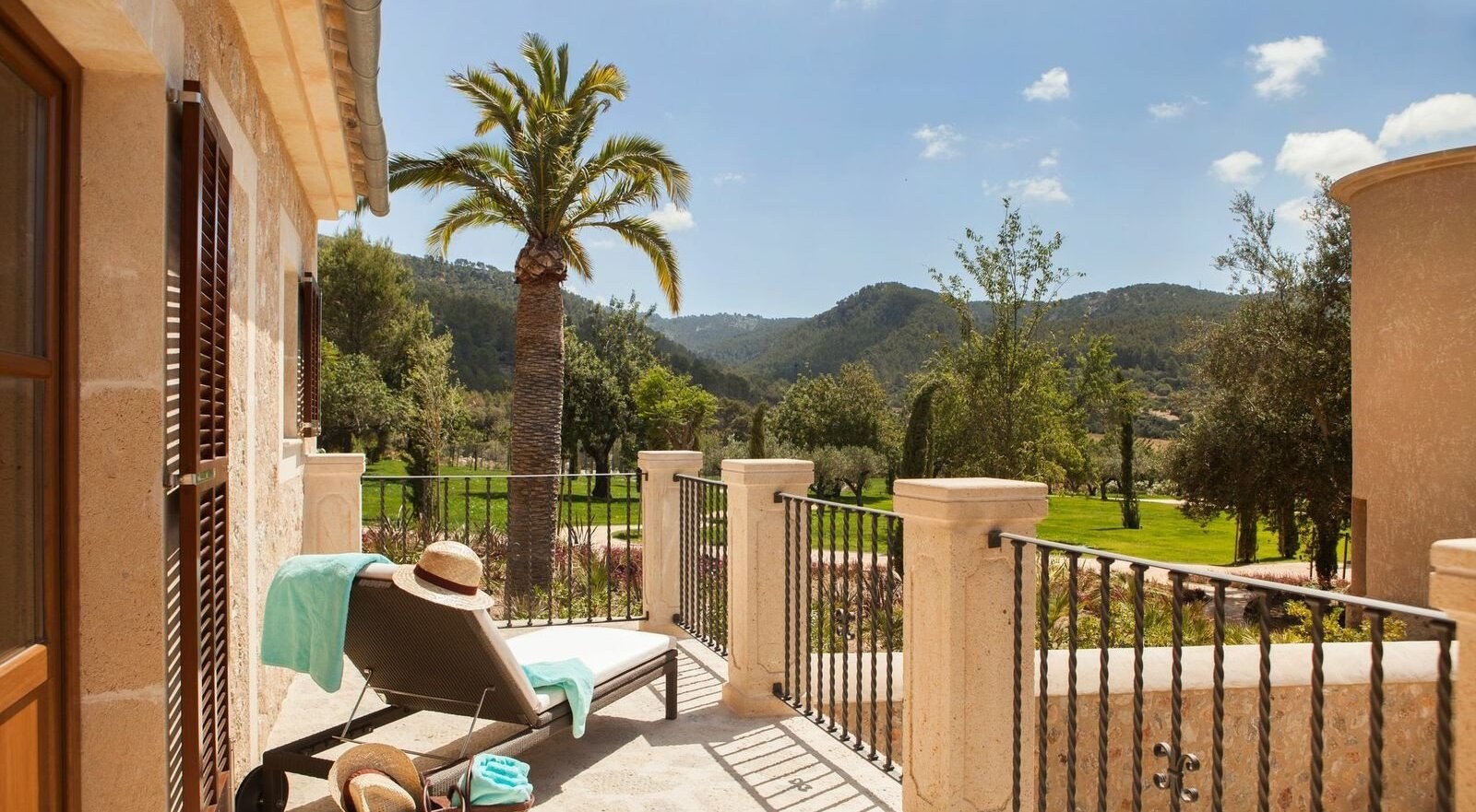 Castell Son Claret terrasse mod bjergene