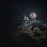 Fuldmåne bag skyer på nattehimmel