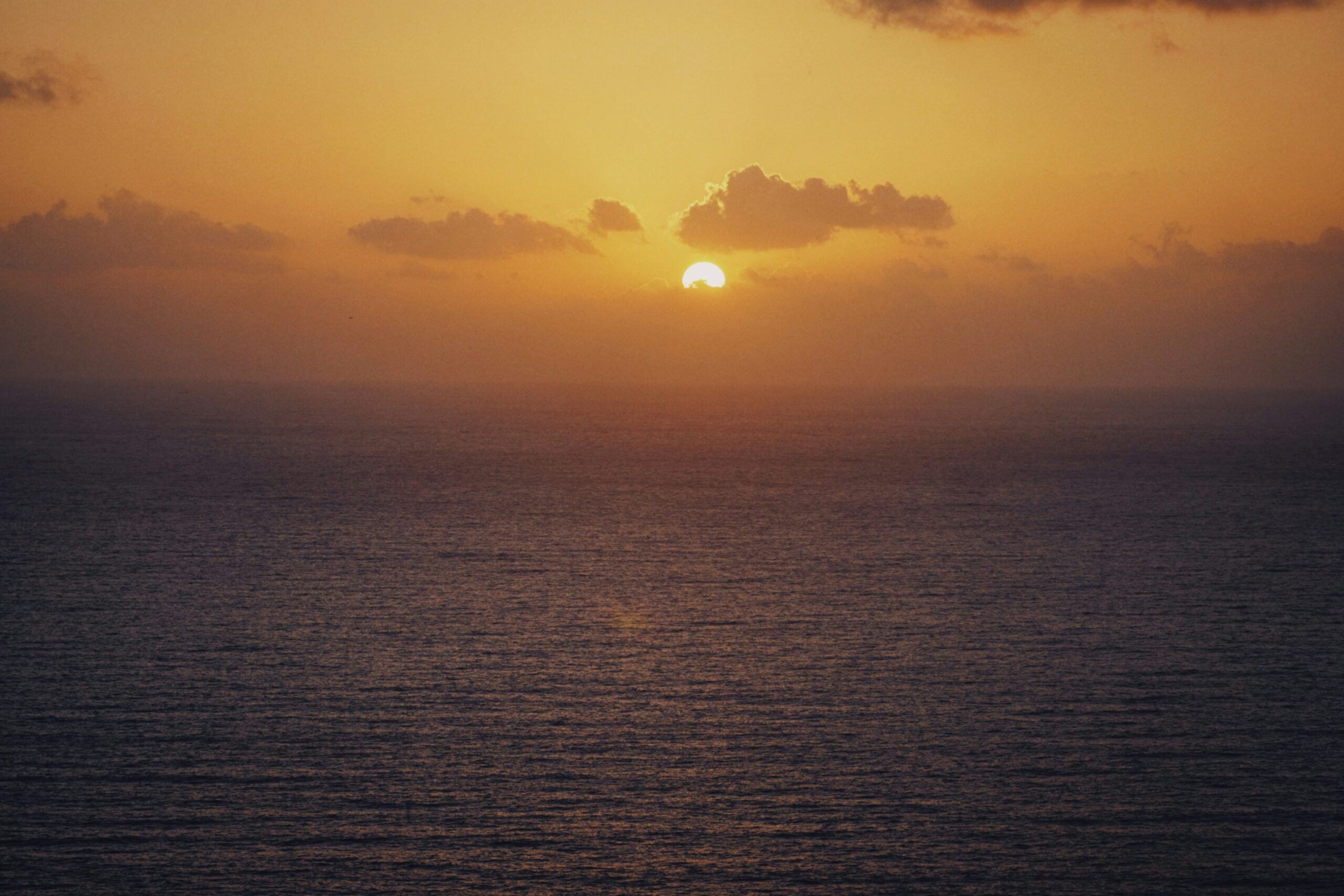 Solopgang over havet, morgenlys