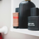 Parfumeflasker på badeværelseshylde som cover til Prada parfume til mænd
