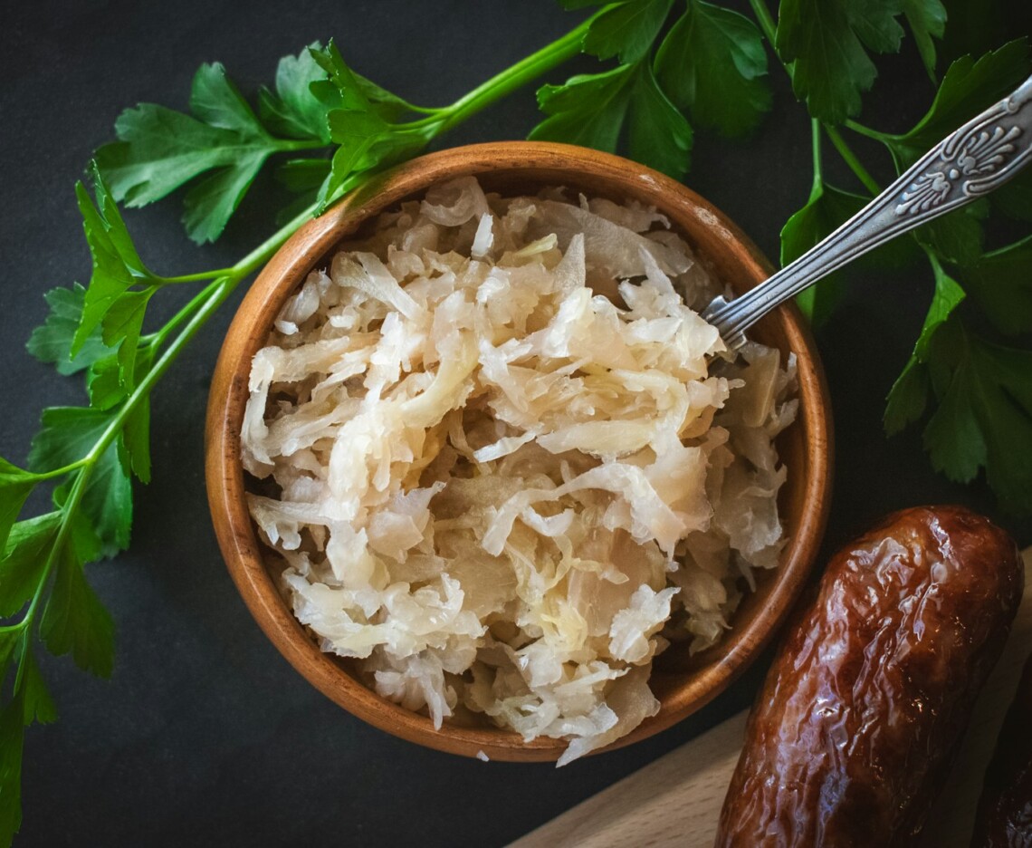Sauerkraut i træskål med friske urter
