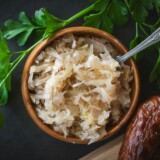 Sauerkraut i træskål med friske urter