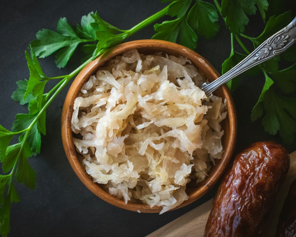 Sauerkraut i træskål med friske urter