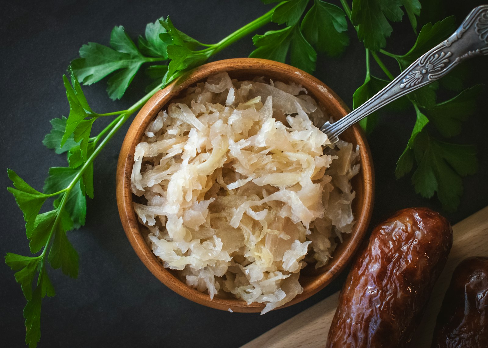 Sauerkraut i træskål med friske urter
