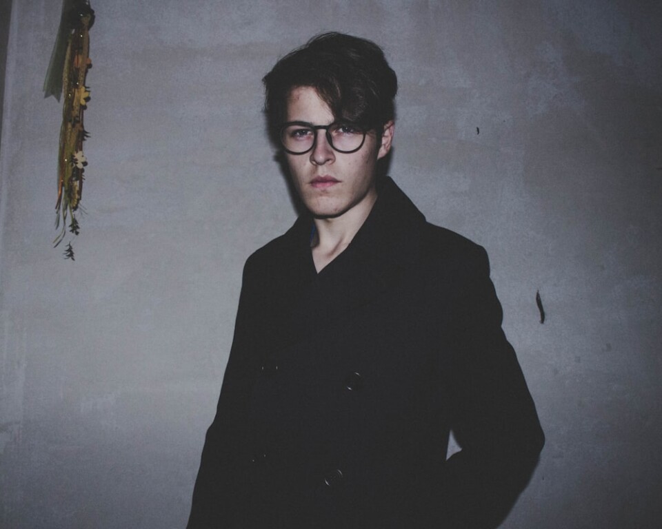 Mand i sort blazer med briller, moody editorial portræt