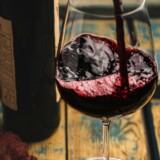 Rødvin hældes i Bourgogne-rødvinsglas
