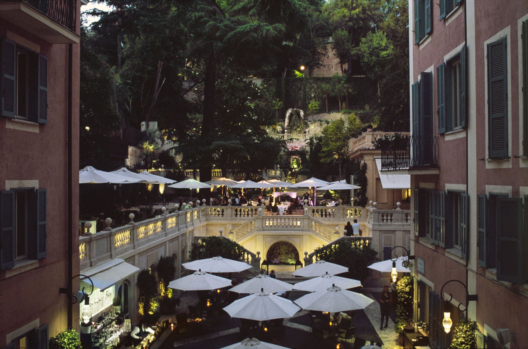 Hotel de Russie, den terrasserede Stravinskij-have ved aftenlys, Rom