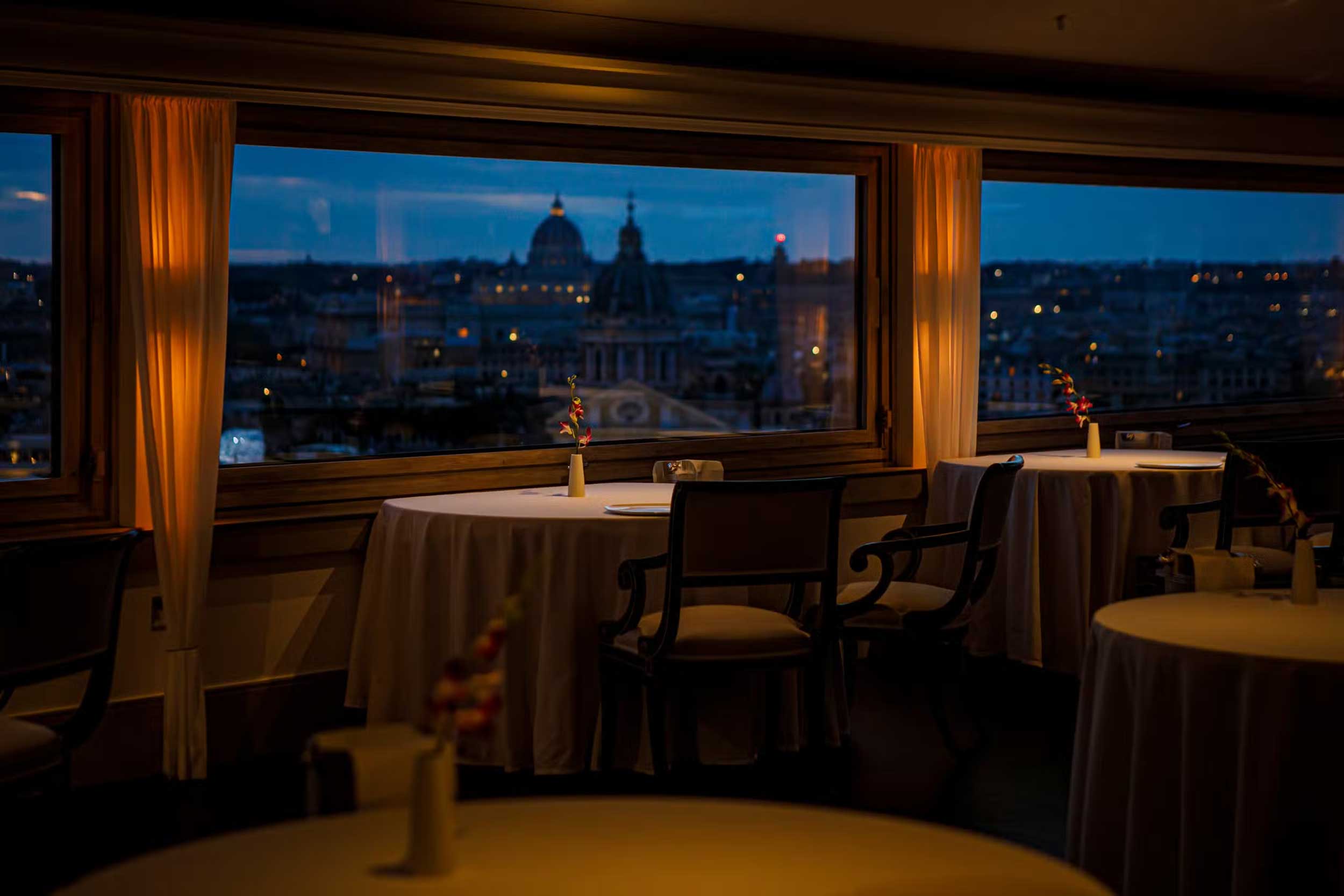 Hotel Hassler Roma, Imàgo-restauranten med udsigt mod Peterskirkens kuppel, Rom