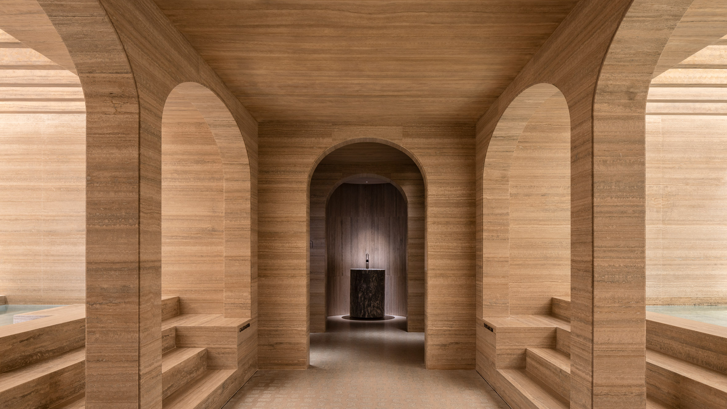 Six Senses Rome, travertin-arkaden designet af Patricia Urquiola, Rom