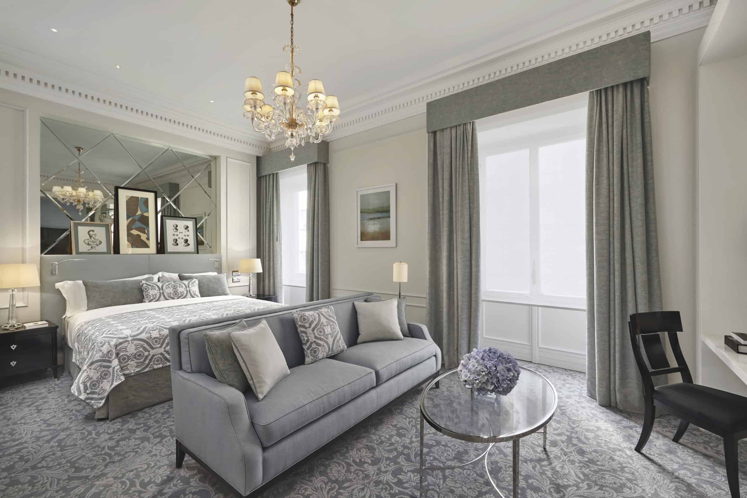 St. Regis Rome, deluxe-værelse med gråblå farvepalet og Murano-lysekrone, Rom