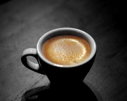 Espresso med crema på mørk overflade