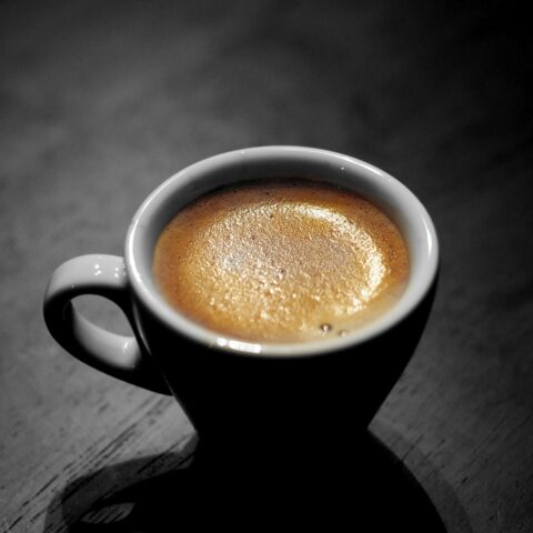 Espresso med crema på mørk overflade