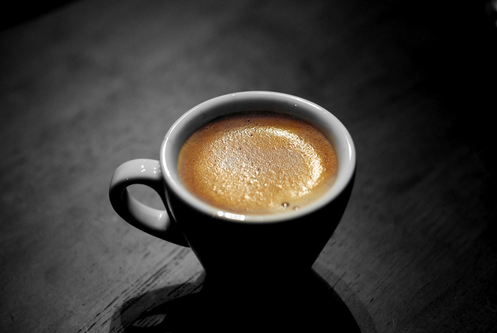 Espresso med crema på mørk overflade