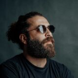 Mand i mørk t-shirt med solbriller