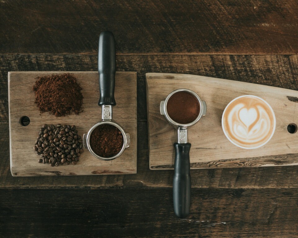 Kop kaffe på bord i morgenlys