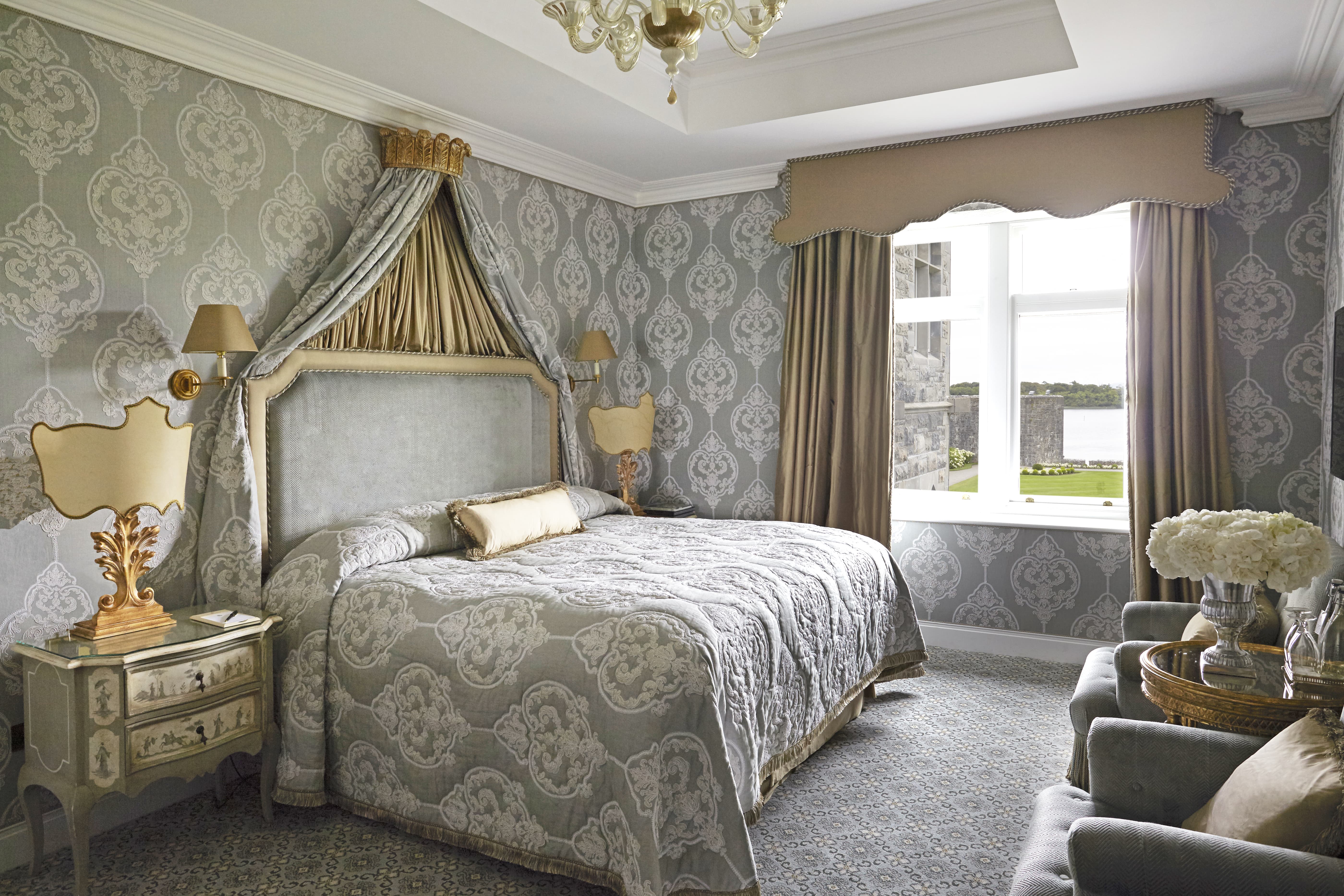 Soveværelse på Ashford Castle med udsigt mod søen