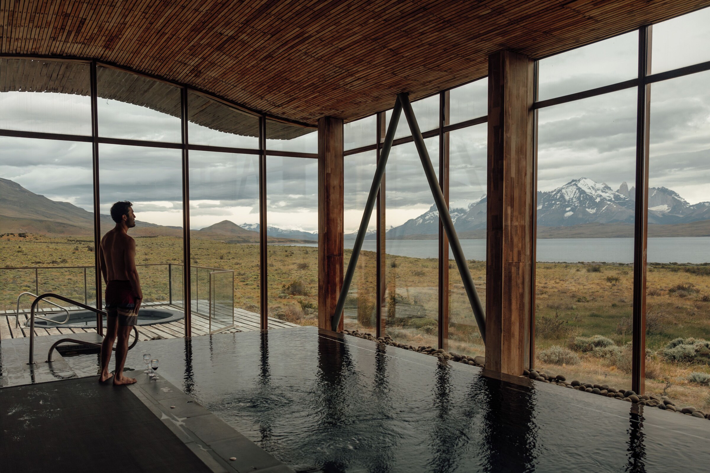 Indendørs pool hos Tierra Patagonia med udsigt mod Torres del Paine