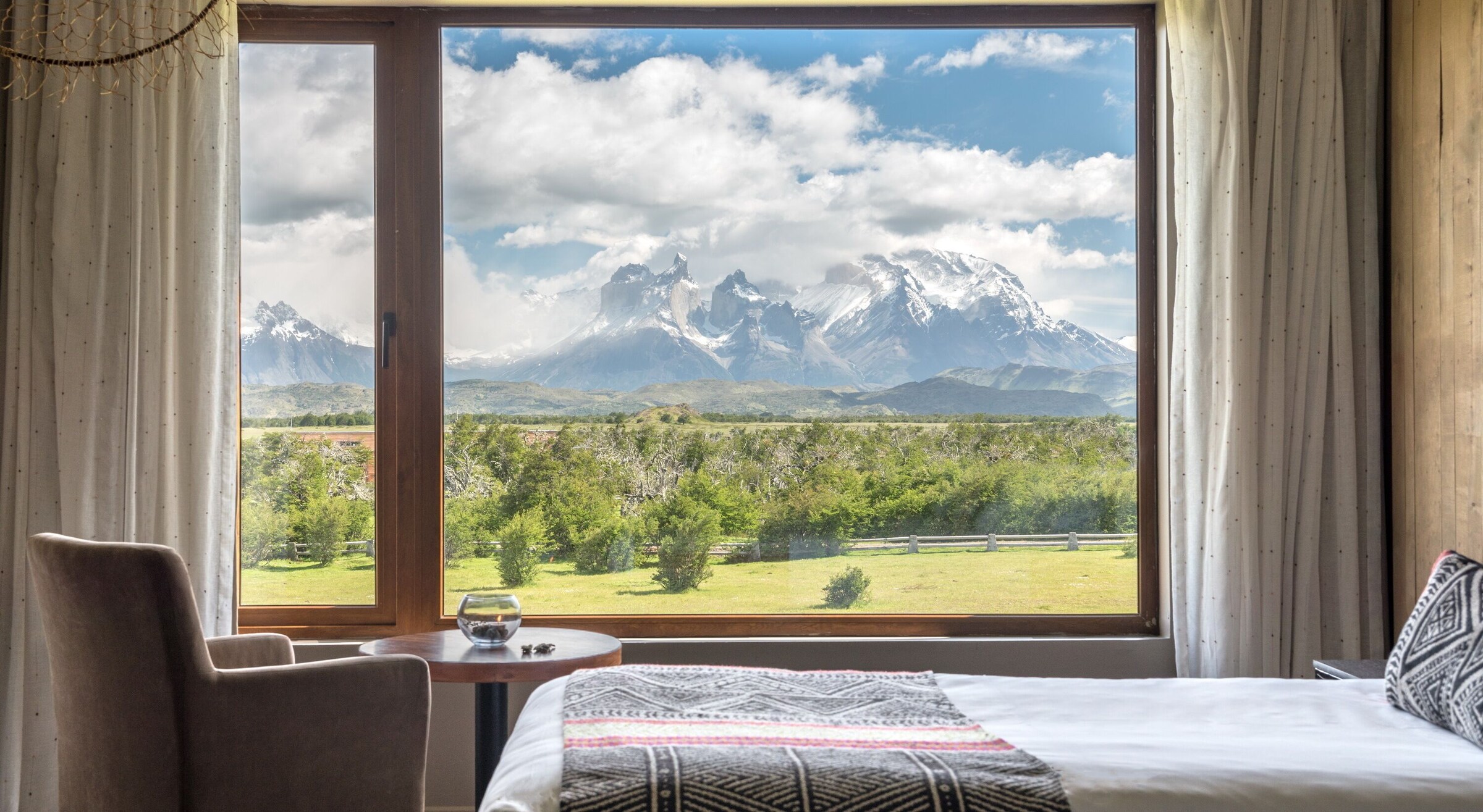 Værelse hos Rio Serrano Hotel og Spa med udsigt til bjergene i Torres del Paine