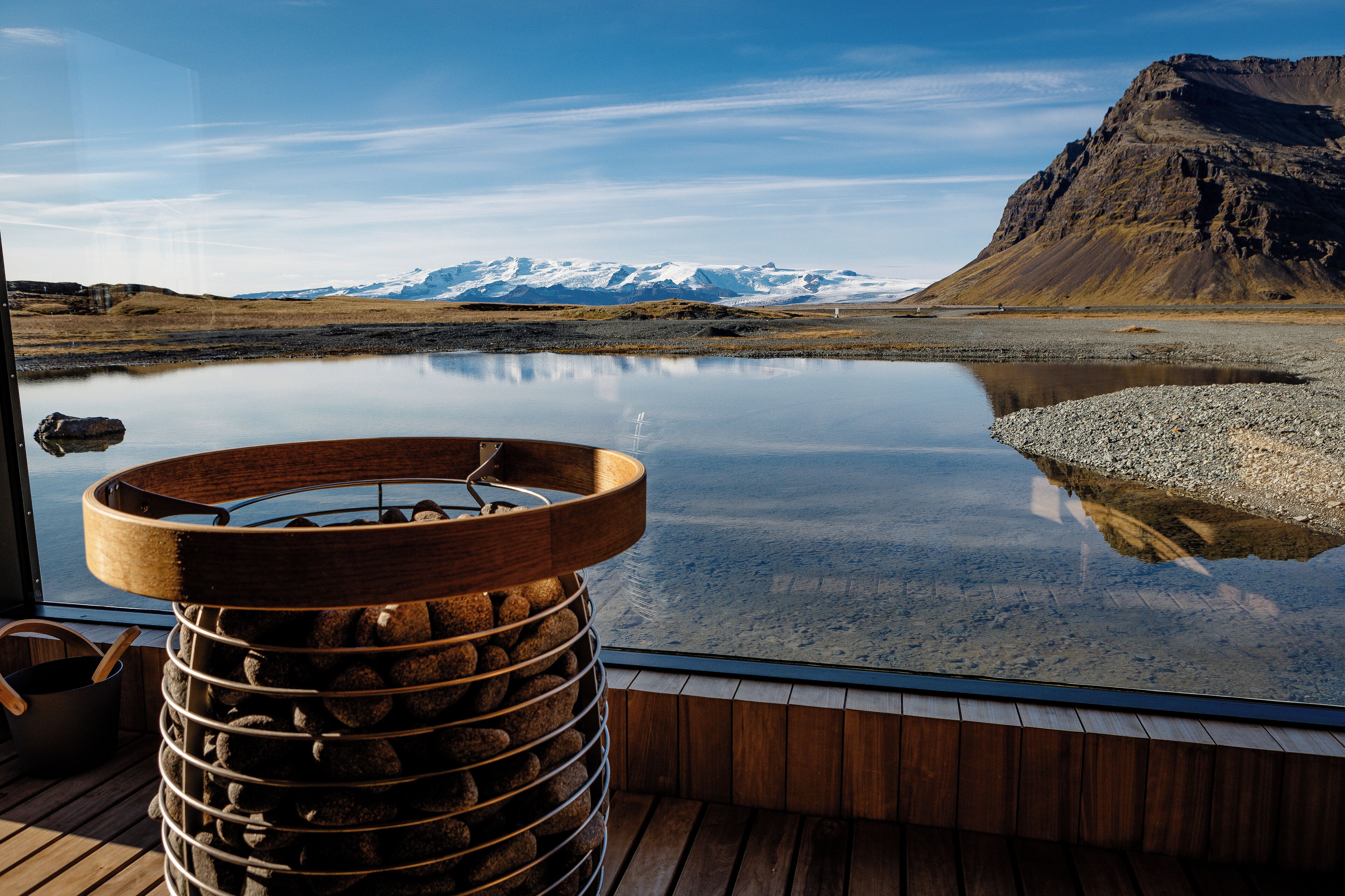 Udsigt fra Hótel Jökulsárlón Glacier Lagoon Hotel mod vand og bjerge
