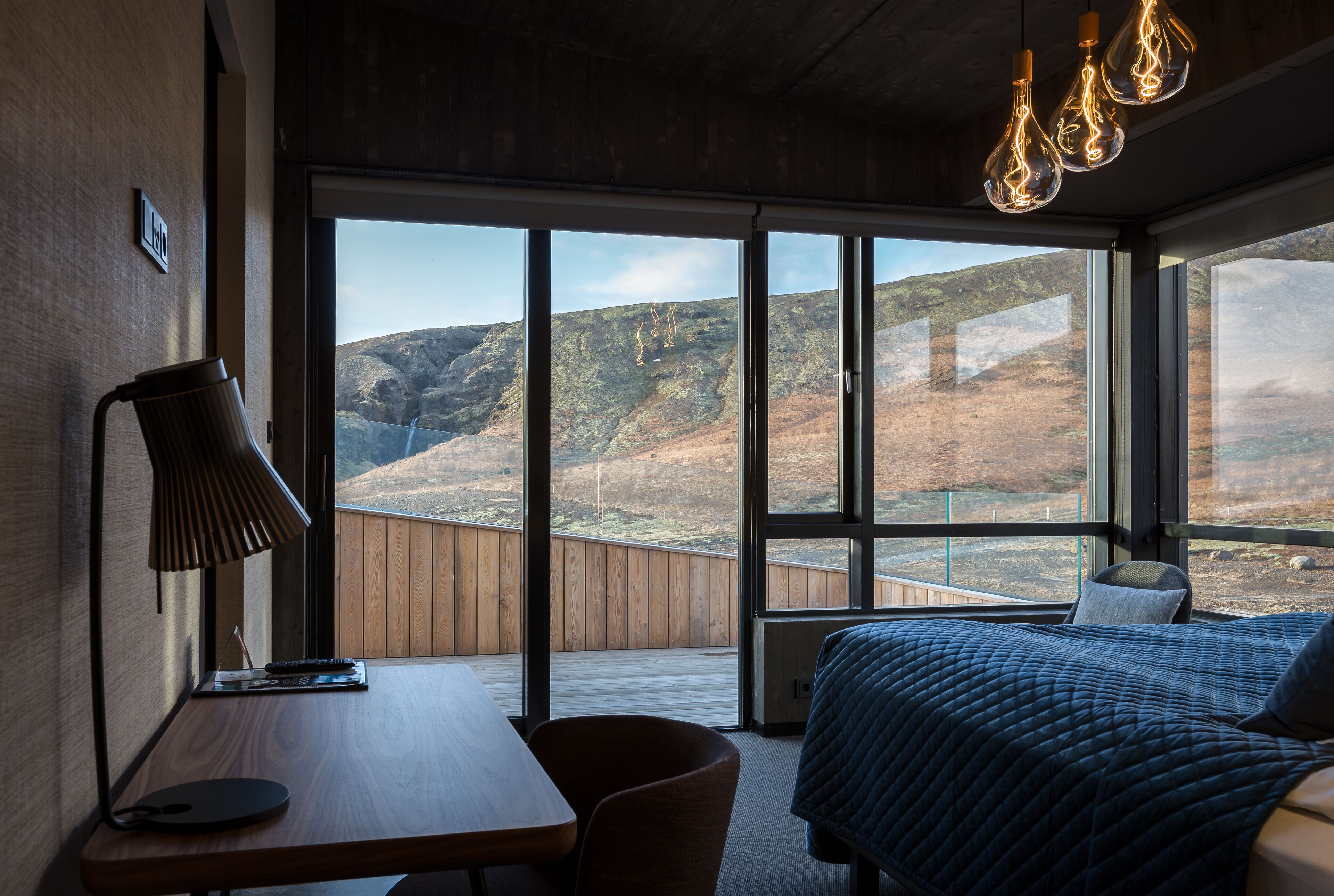 Værelse på Fosshotel Glacier Lagoon med udsigt mod bjergene