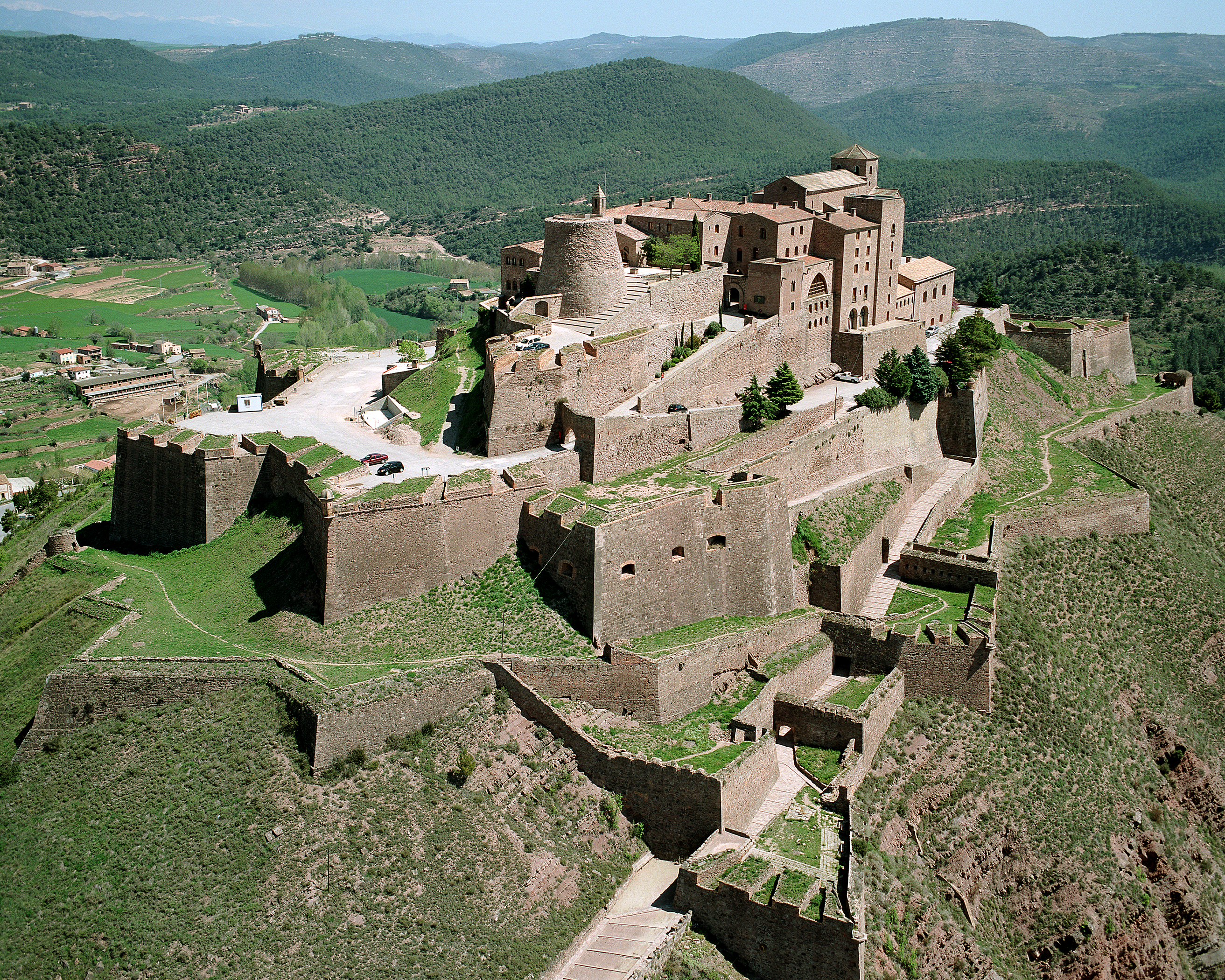 Parador de Cardona set fra luften over Catalonien