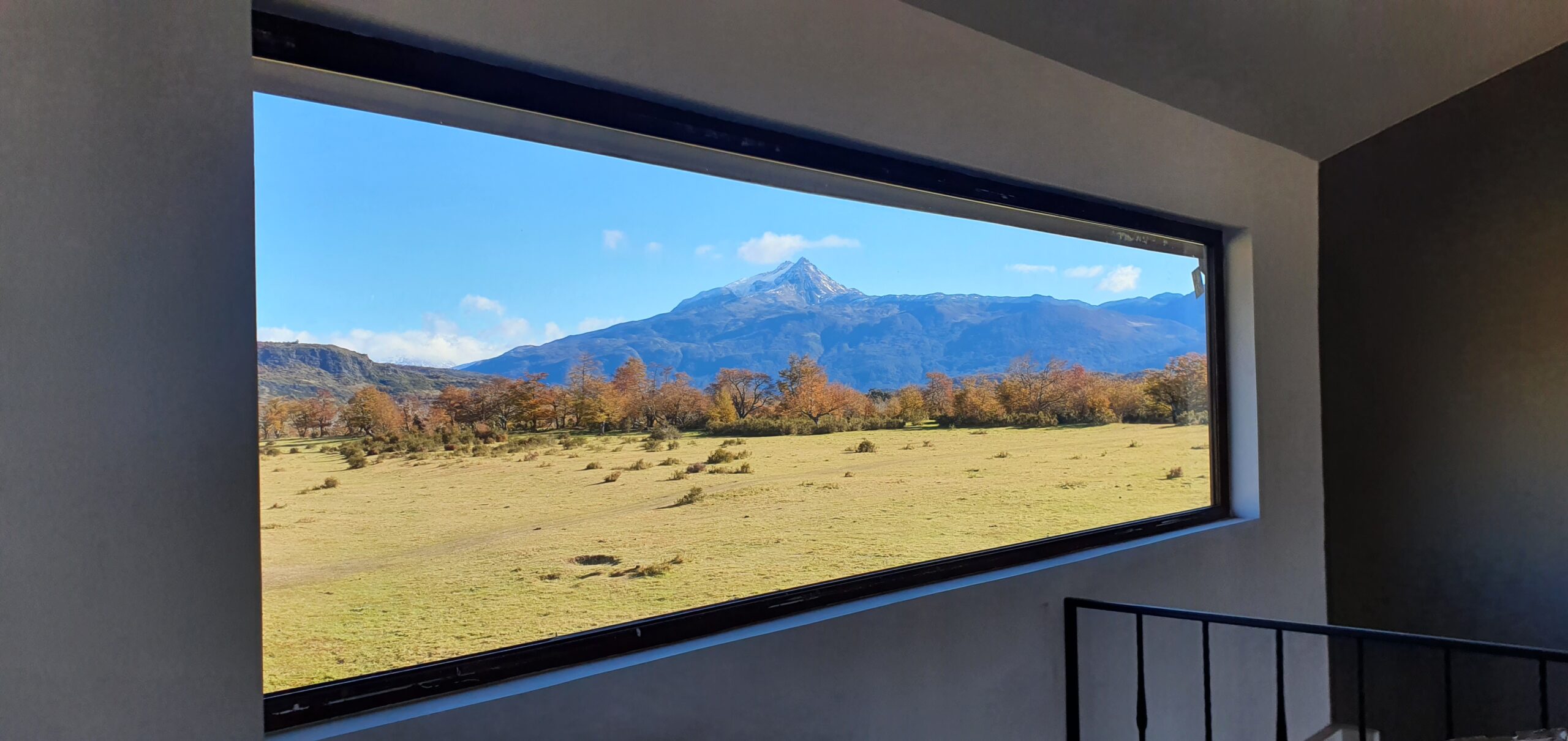 Udsigt fra Morrena Lodge mod Serrano-landskabet og bjergene i Patagonien