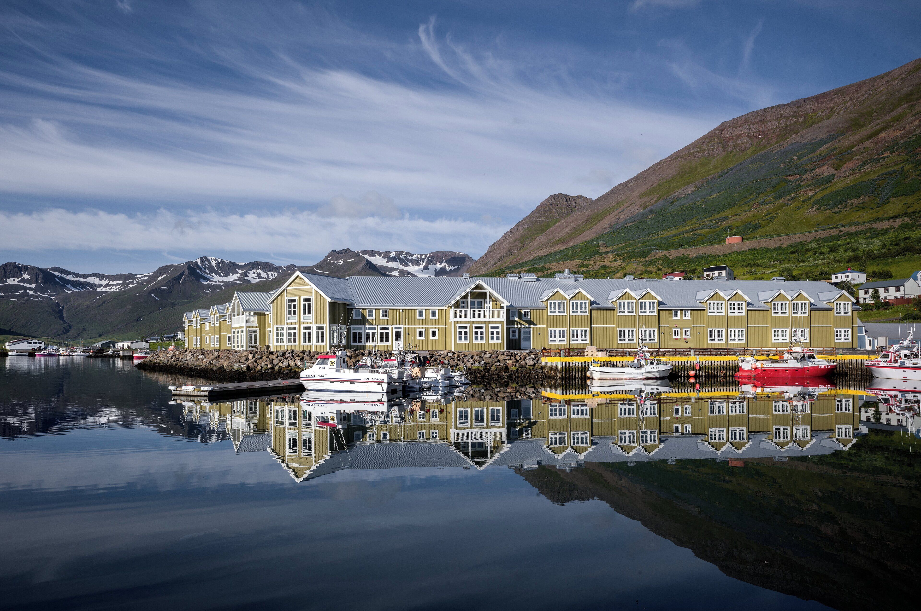 Sigló Hotel ved fjorden og bjergene i Siglufjörður