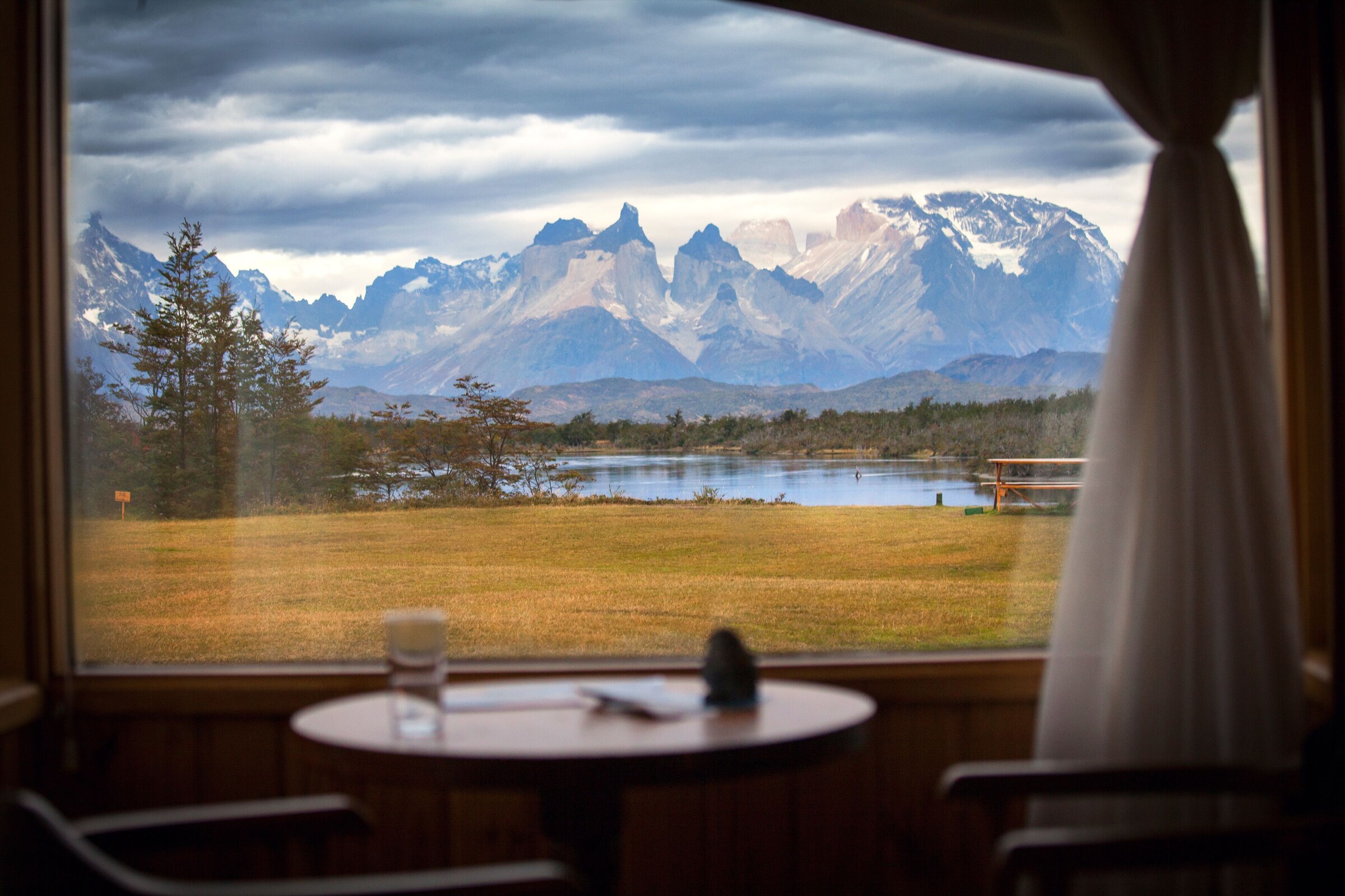 Udsigt fra Hotel del Paine mod bjergene i Torres del Paine